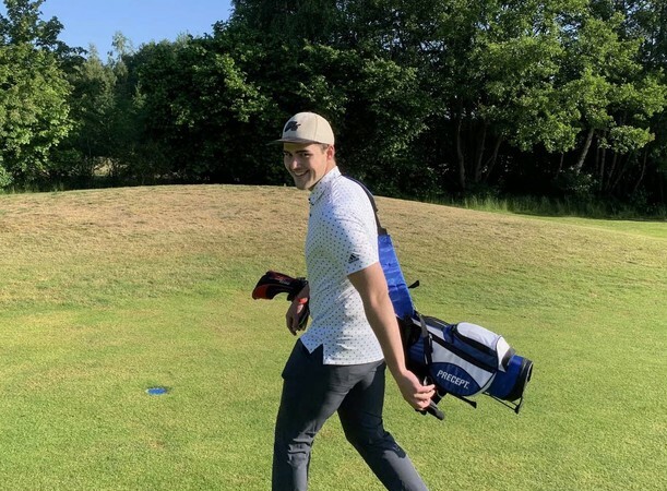 Junge Golfanfänger mögen den Golfclub Varus