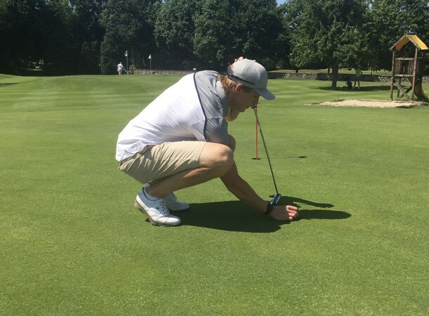 Tourspieler trainiert im Golfclub Varus