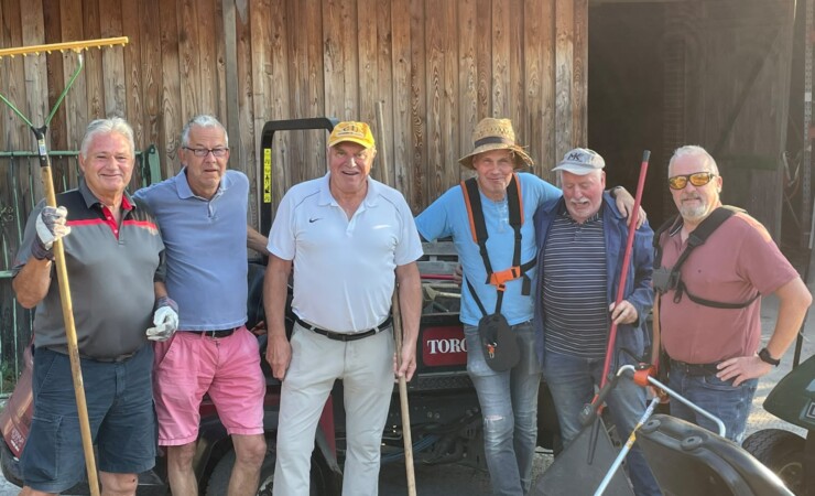Die Mittwochskämpfer um Georg Sohl unterstützen die Greenkeeper